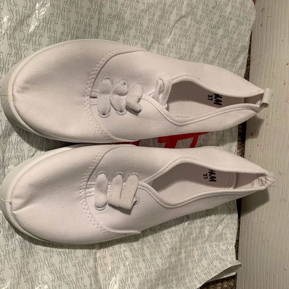 HM white shoes